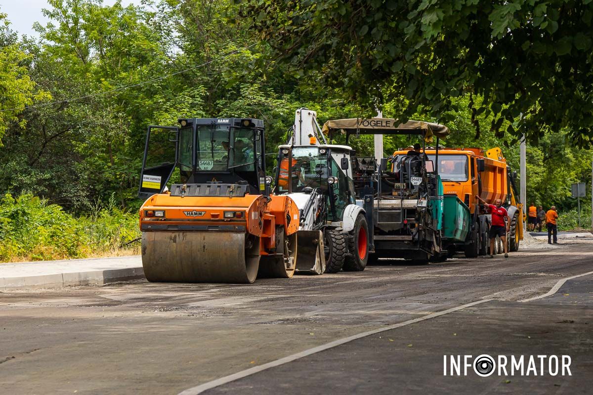 Наразі ремонтують дорожнє покриття, тротуари та бордюри на вулиці Олександра Кукурби