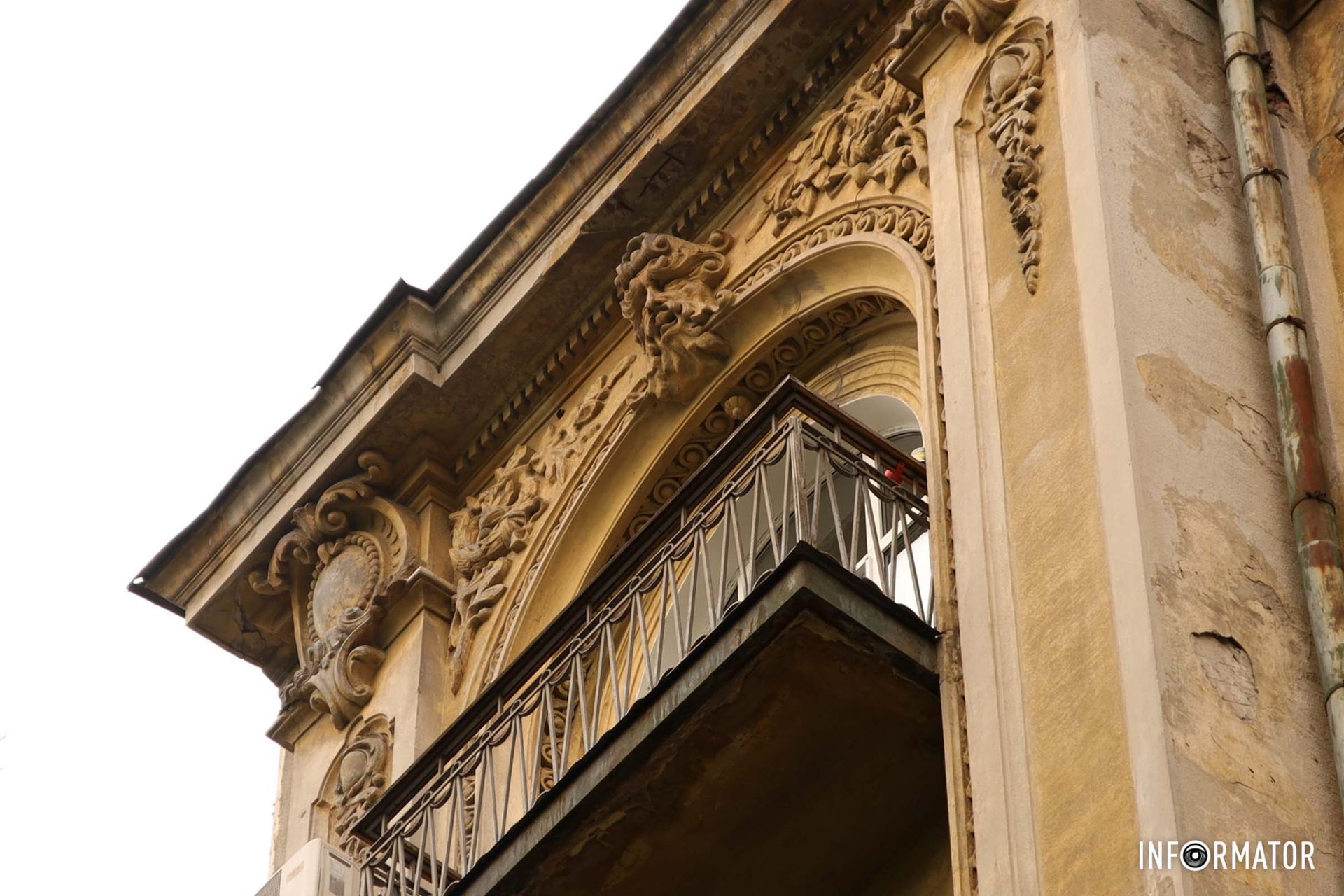 Легенда свідчить, що під час революції Френкель емігрував