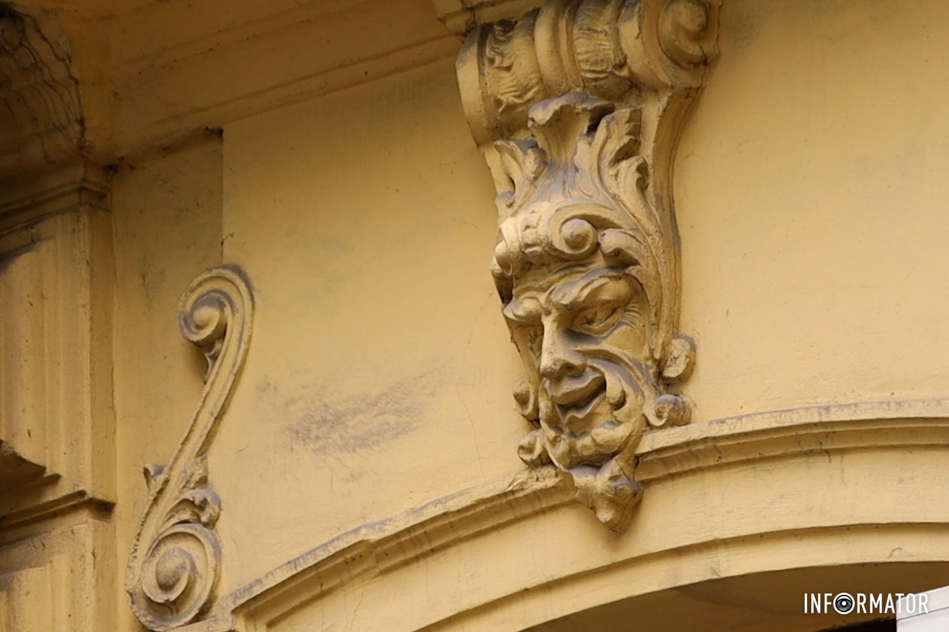 Вони оберігають його від злих духів