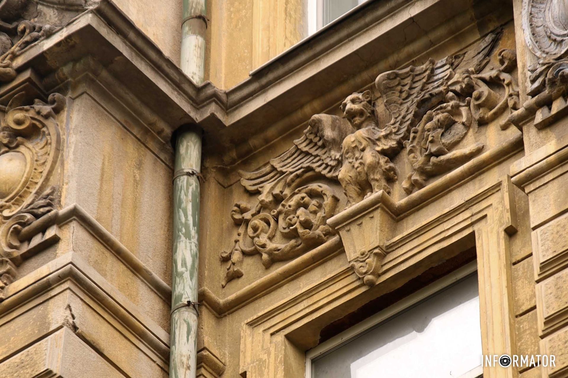 Сатири, рослинні орнаменти та химери-грифони