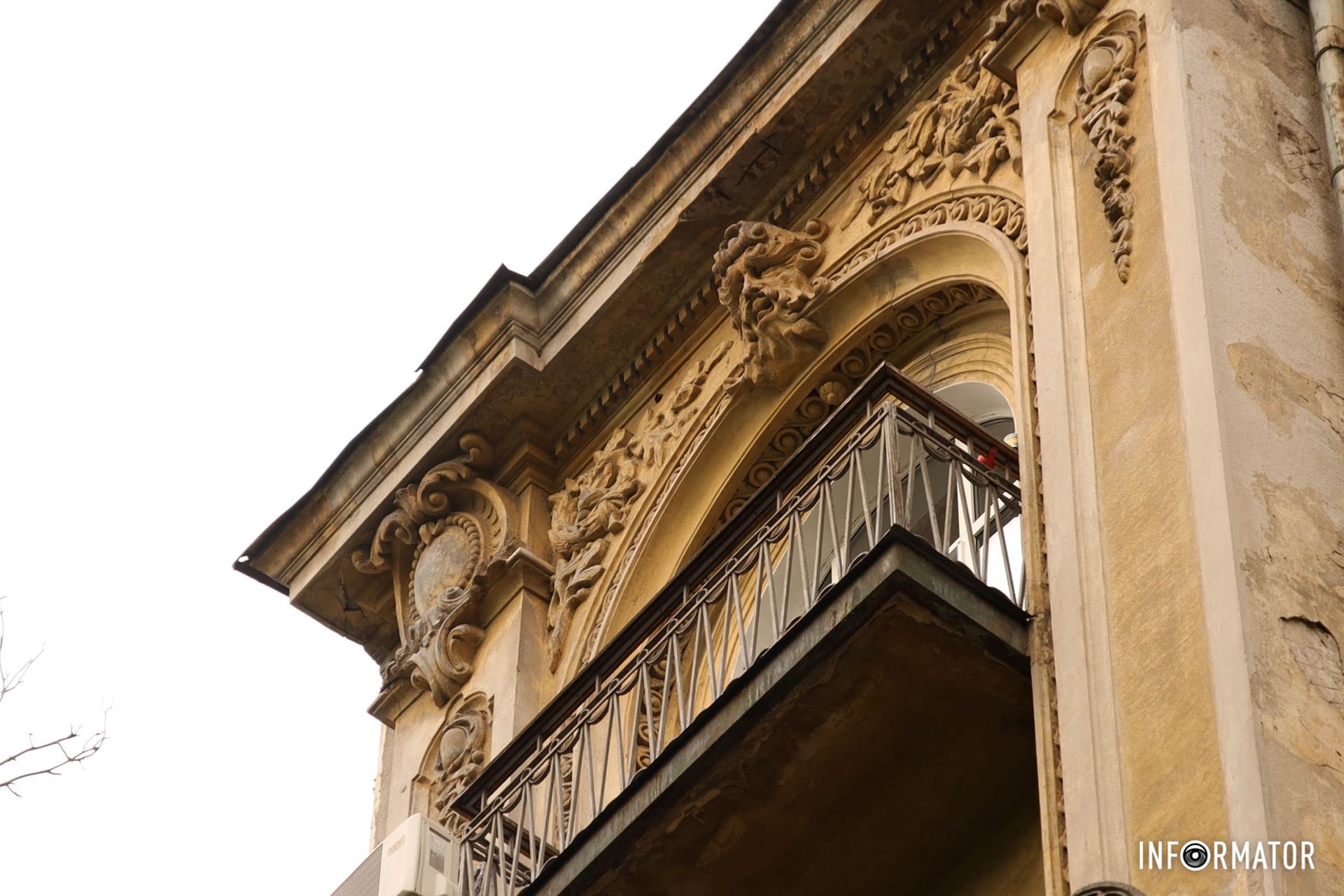 Будинок оздоблений багатою ліпниною