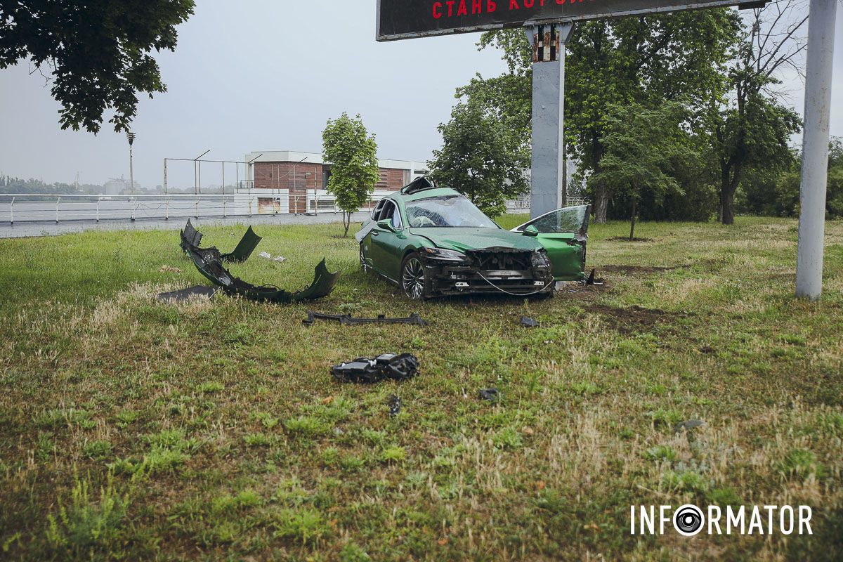 Lexus вилетів з дороги та врізався в білборд