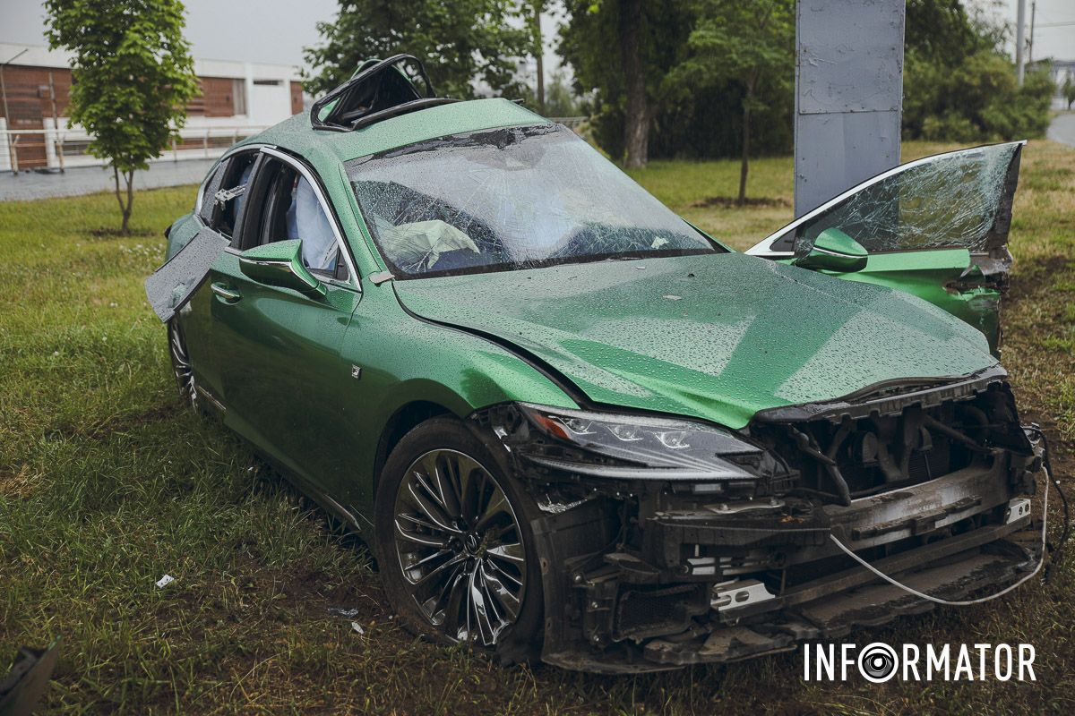 Внаслідок аварії автівку зімʼяло та розірвало на деталі