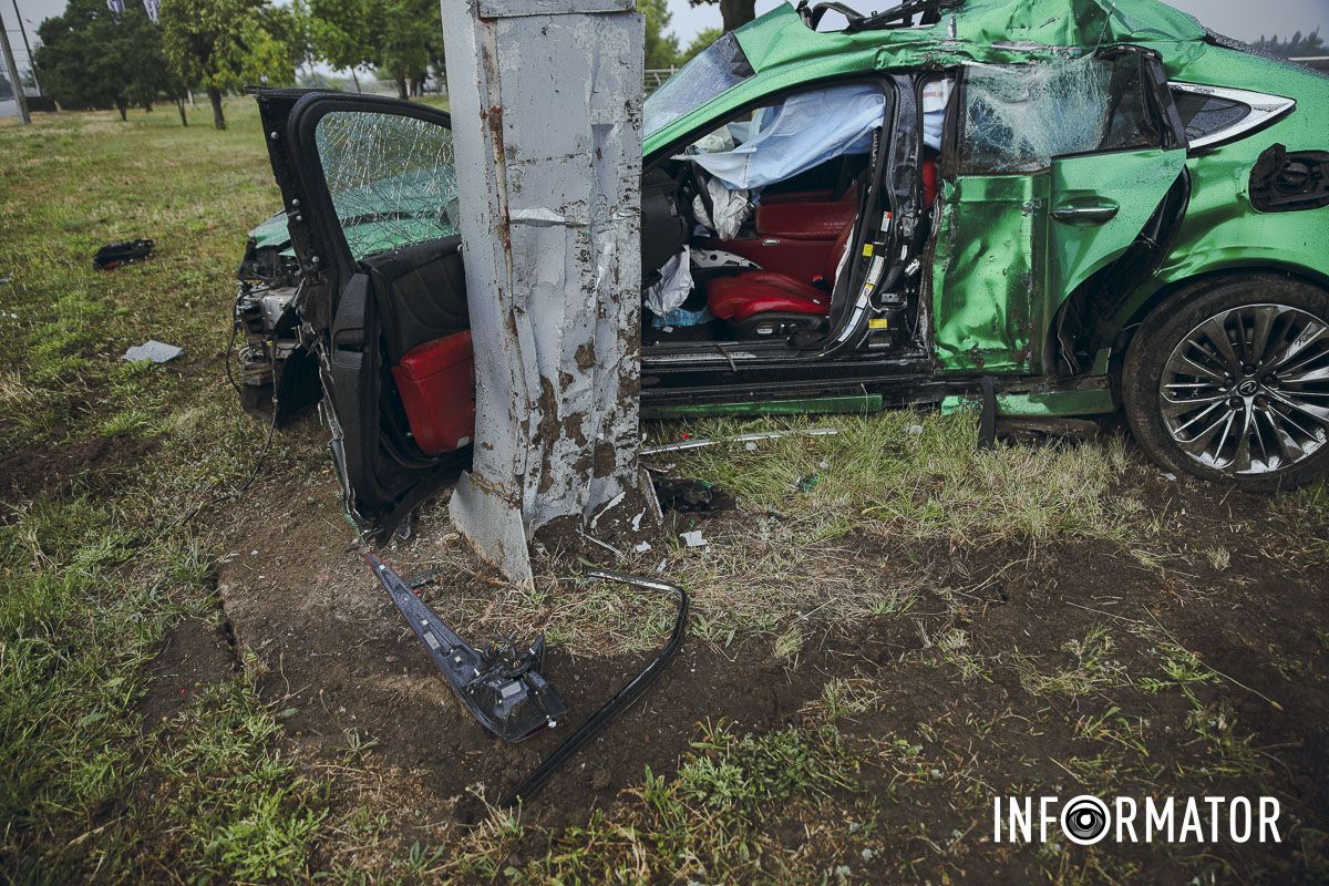 водій не впорався з кермуванням на мокрій дорозі і вилетів на узбіччя