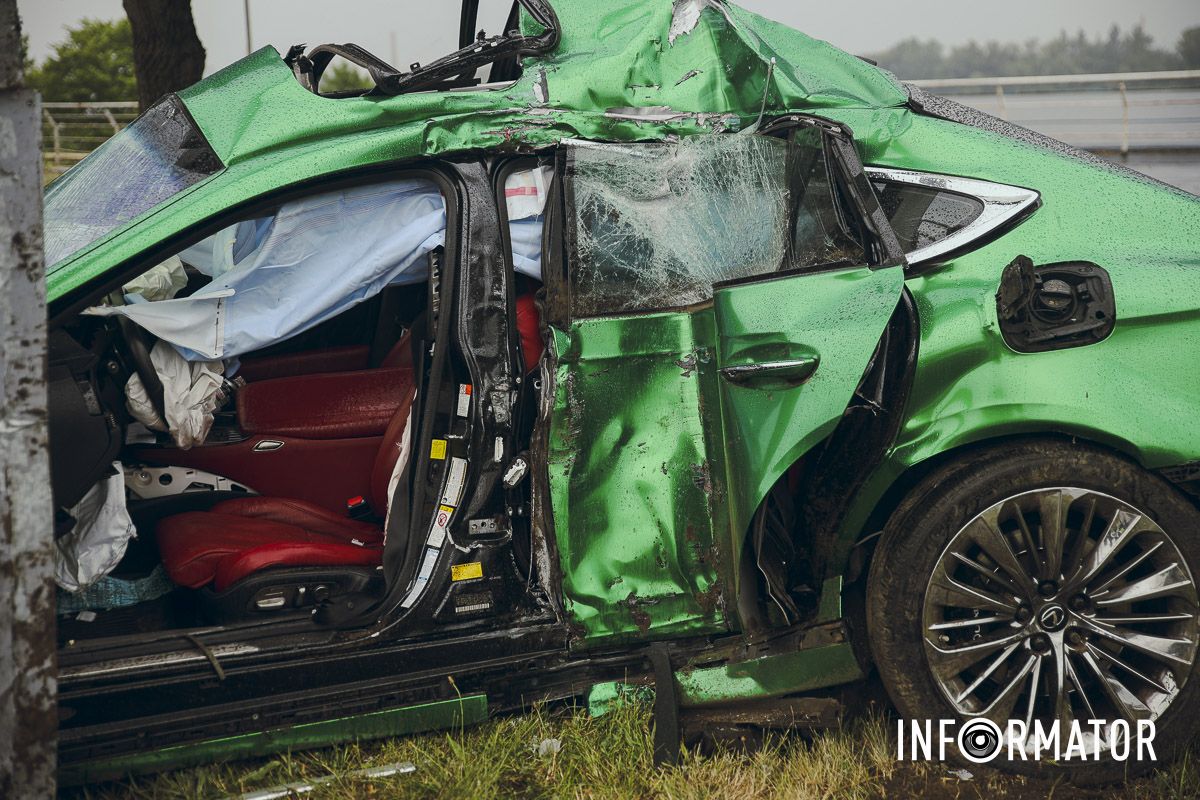 На місці аварії працює слідчий, який з’ясовуватиме всі обставини ДТП