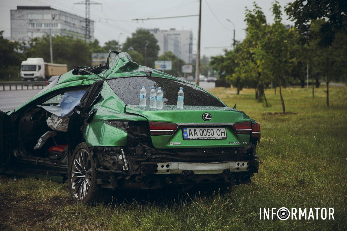 Вже за межами дороги Lexus влетів у білборд