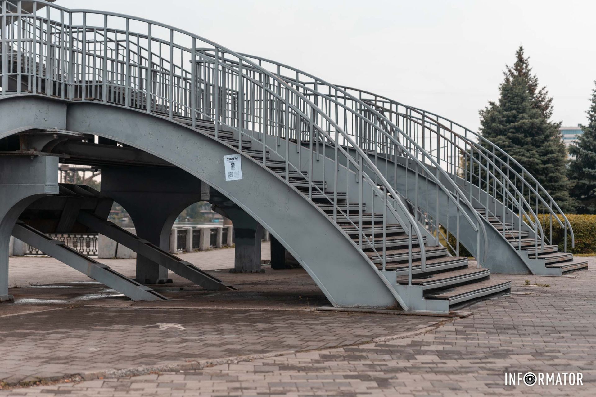 Під час ремонту старі сходи демонтували, встановили нові та пофарбували металеві конструкції Під час ремонту старі сходи демонтували, встановили нові та пофарбували металеві конструкції