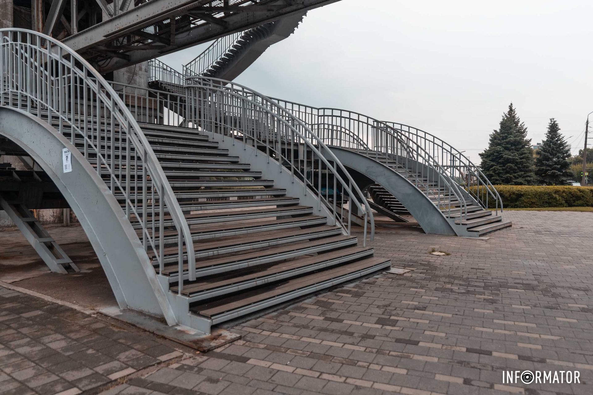 Зауважимо, що цими сходами щодня користуються декілька тисяч людей Зауважимо, що цими сходами щодня користуються декілька тисяч людей