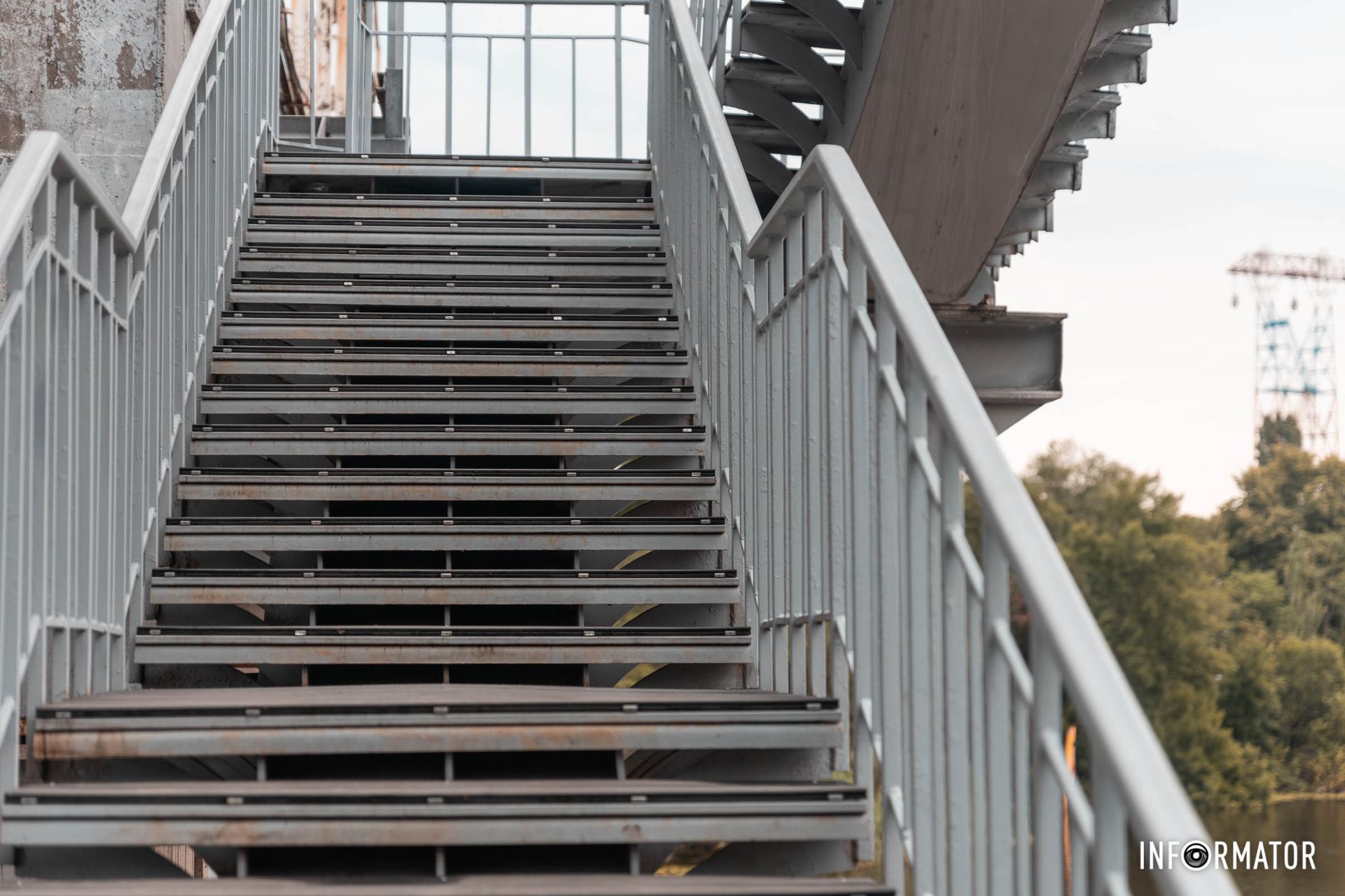 Під час ремонту прохід по сходах був закритий Під час ремонту прохід по сходах був закритий