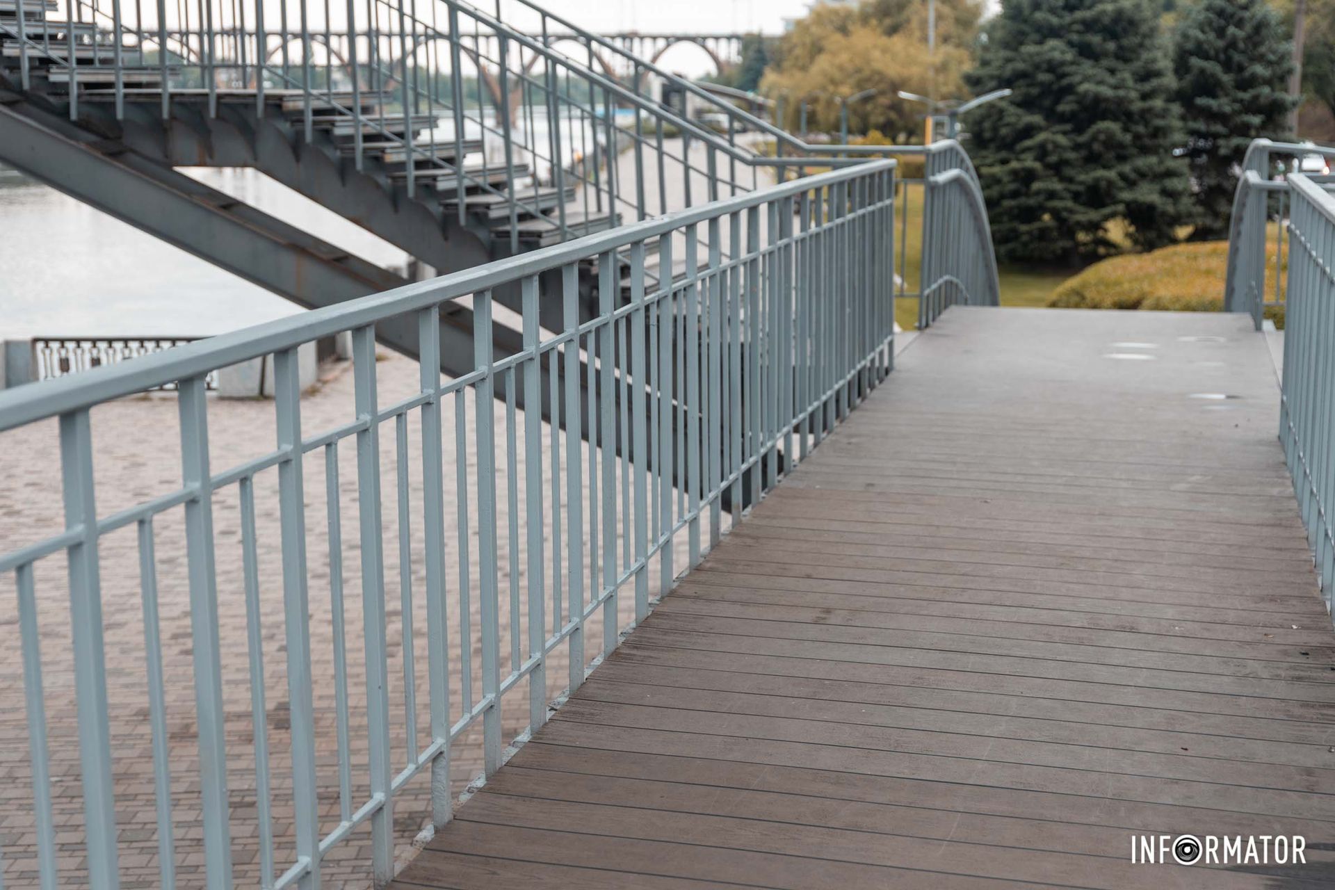 У Дніпрі комунальники завершили ремонт дерев'яних сходів пішохідного мосту на Монастирський острів У Дніпрі комунальники завершили ремонт дерев'яних сходів пішохідного мосту на Монастирський острів