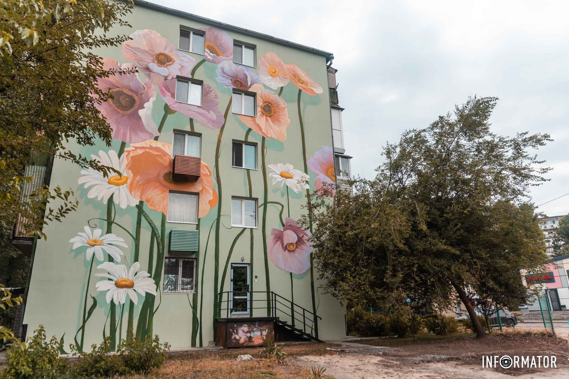 Стенопись нарисована на фасаде пятиэтажки Стенопись нарисована на фасаде пятиэтажки