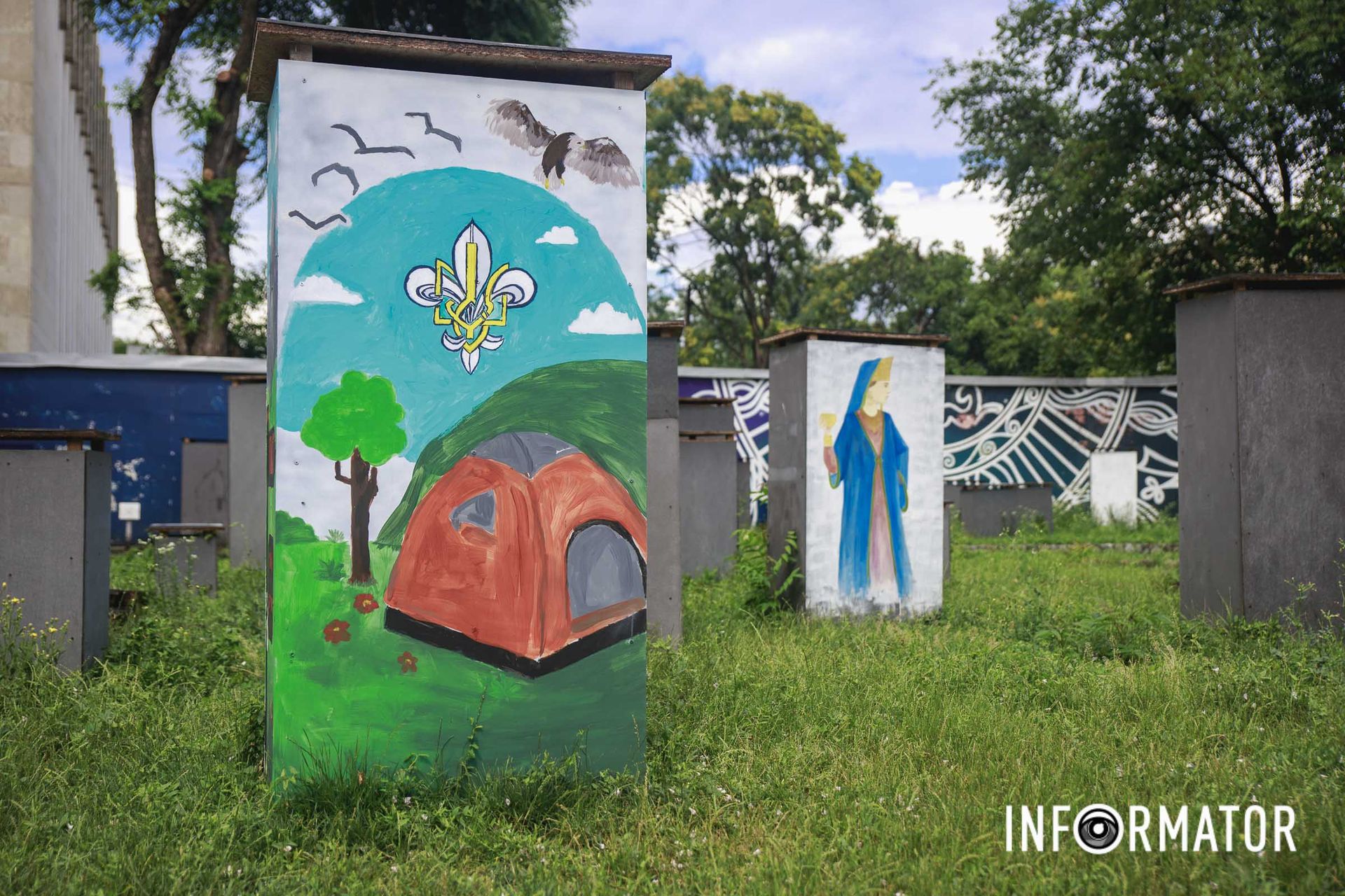 У Дніпрі почали розмальовувати захисні кейси