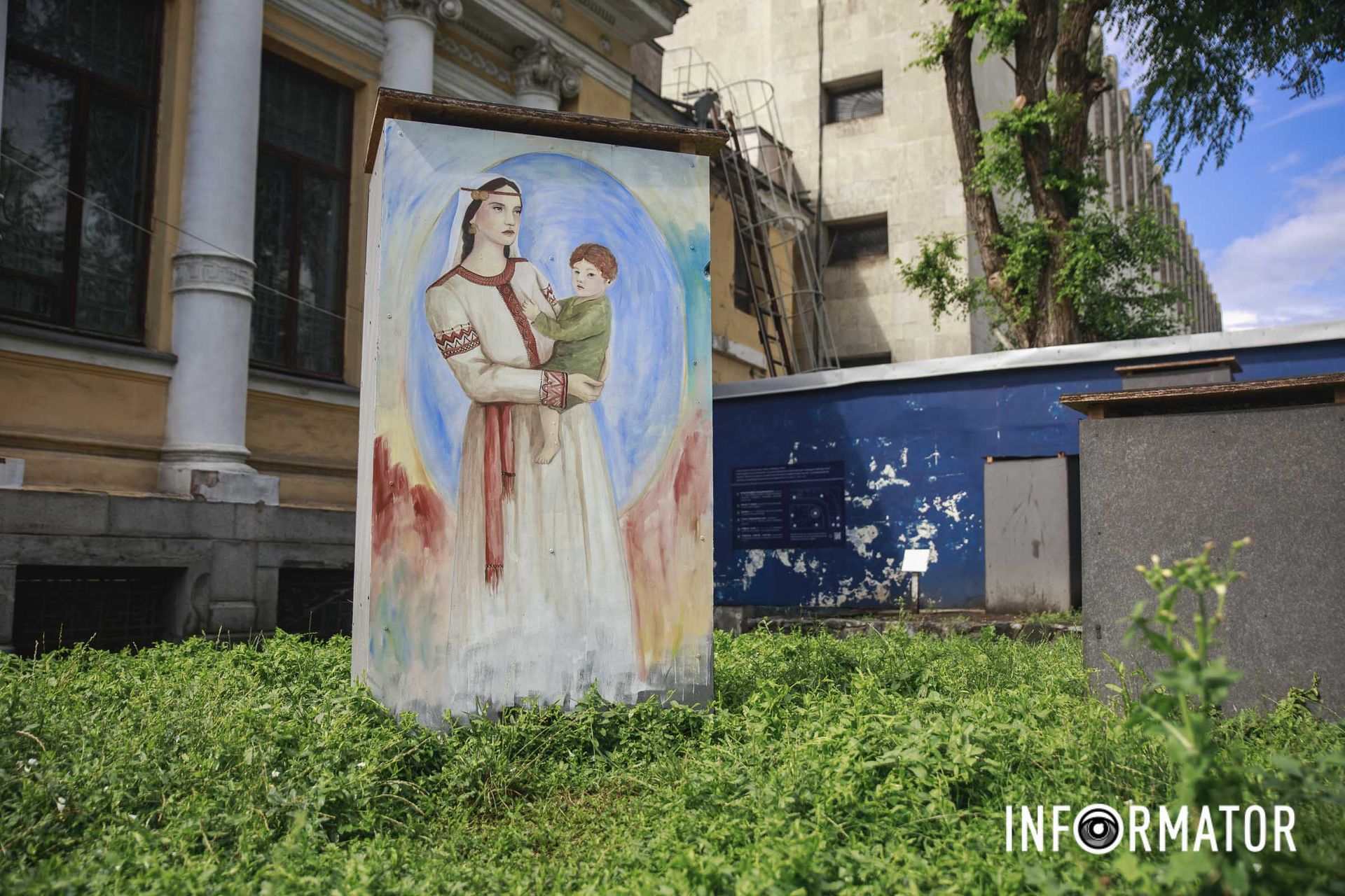 Ці кейси захищають скульптури кам'яних баб