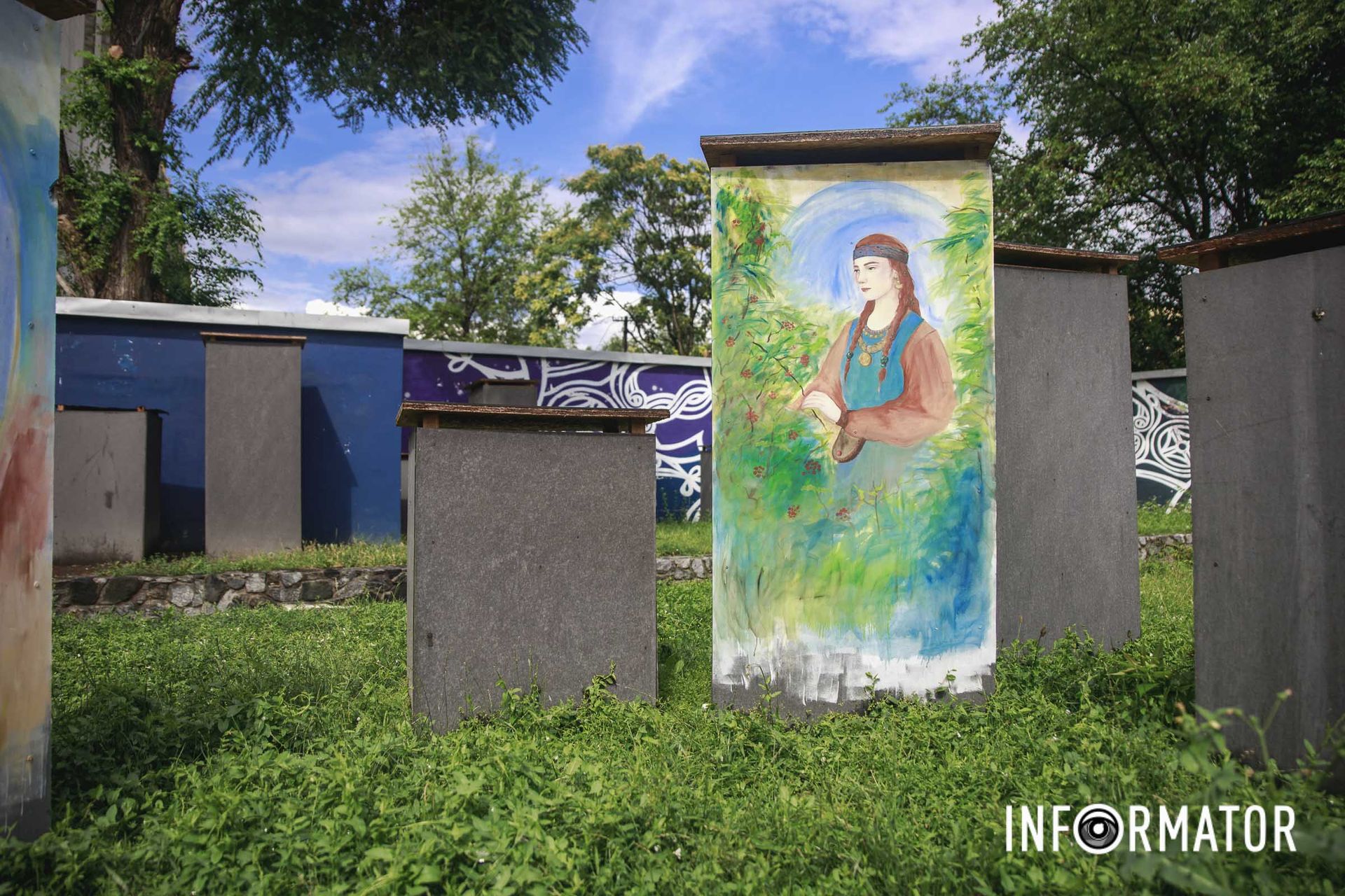 На кейсах художниці зобрали слов'ян, коней та котів