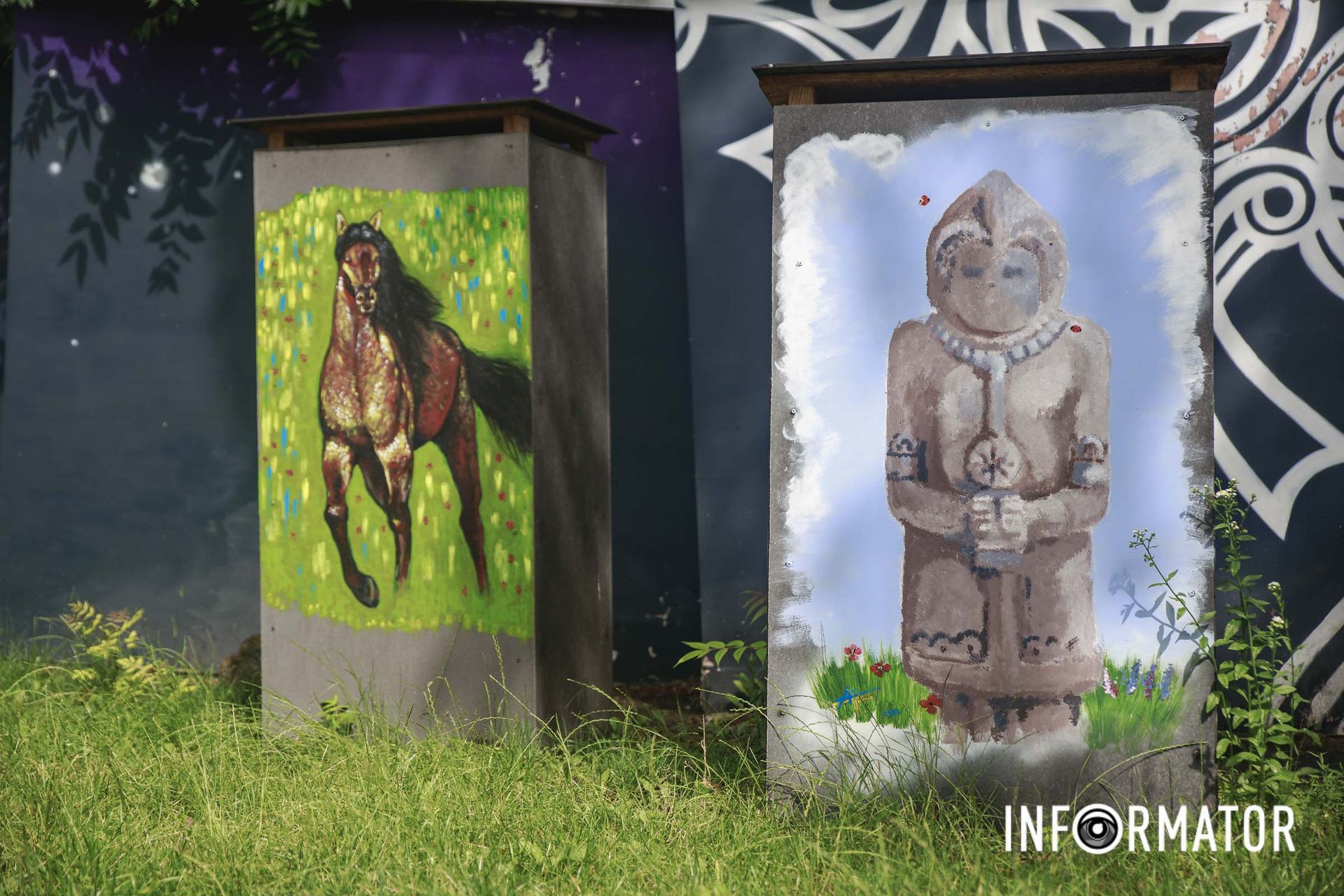 Кінь, який біжить у степу 