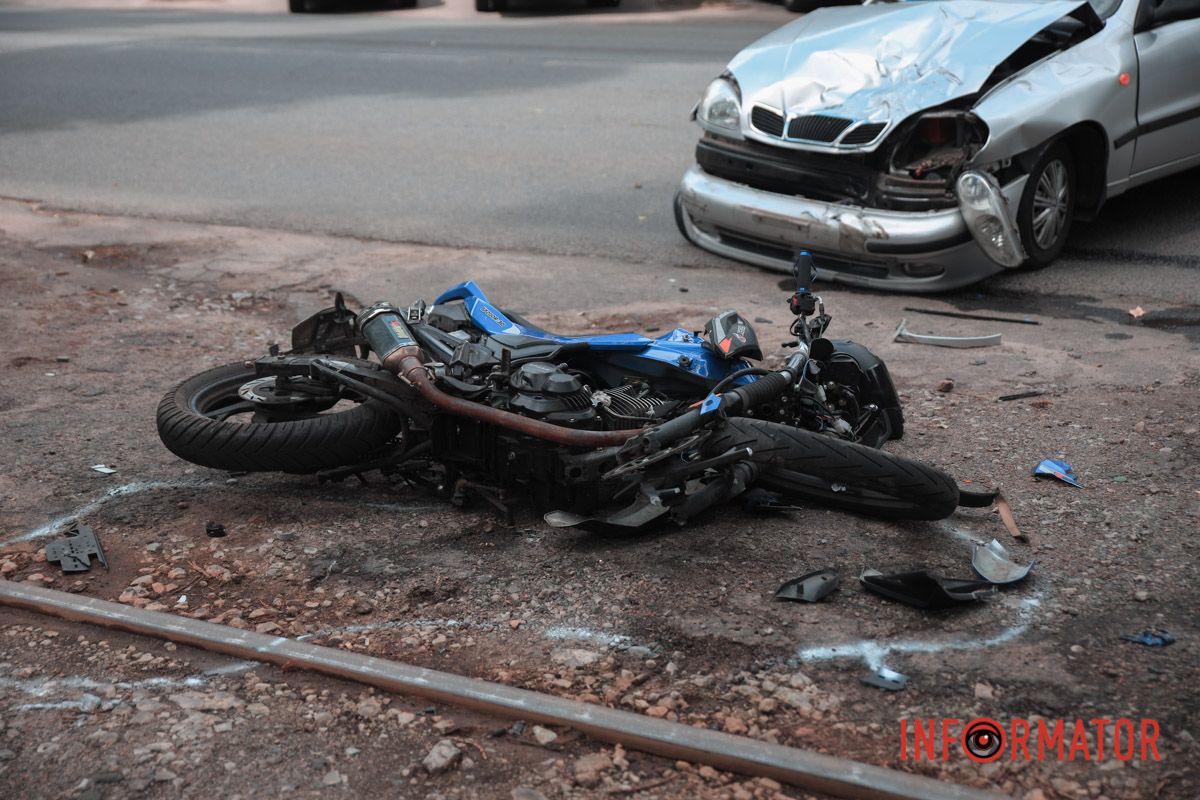 Мотоцикл передвинули, чтобы не останавливалось движение трасваев