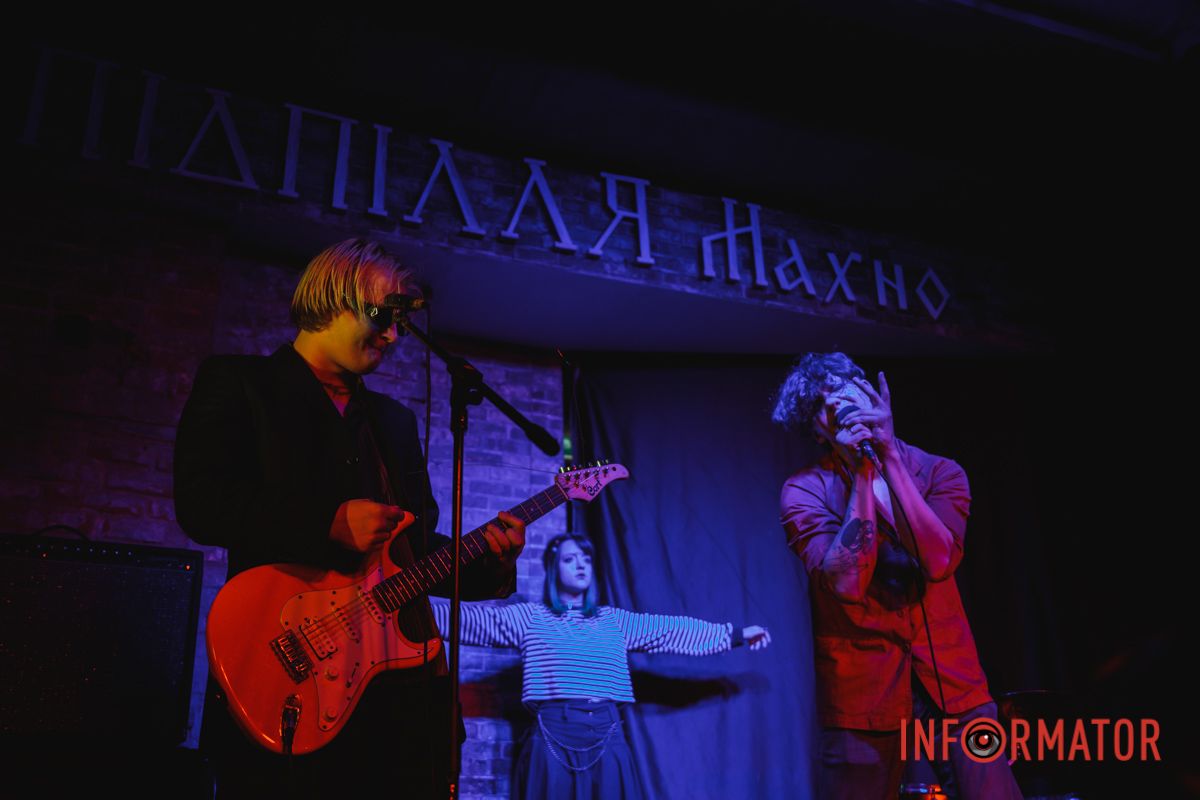 Дівчина на фоні додала антуражу розігріву Дівчина на фоні додала антуражу розігріву