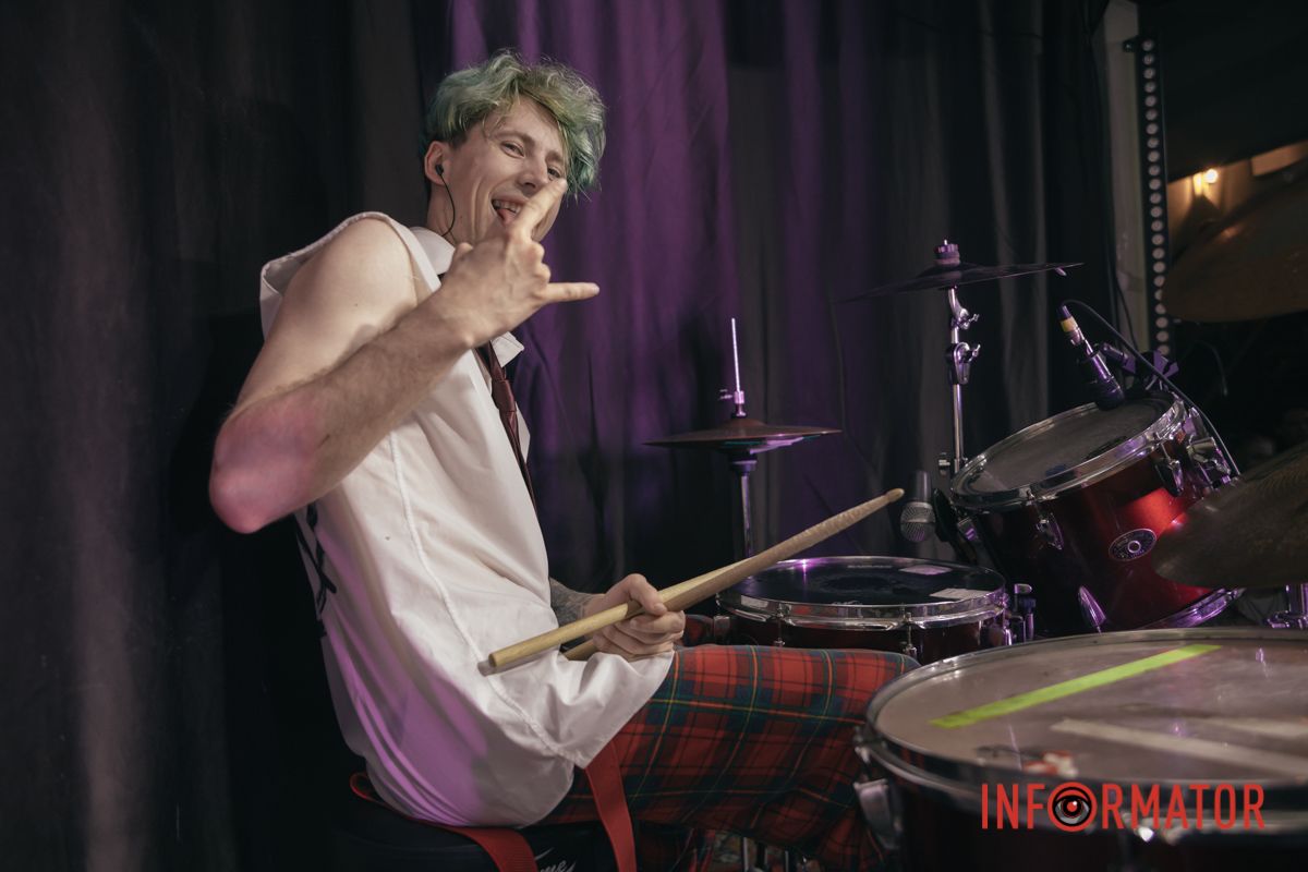 Цілувала мої руки — уявляв тебе у них Цілувала мої руки — уявляв тебе у них