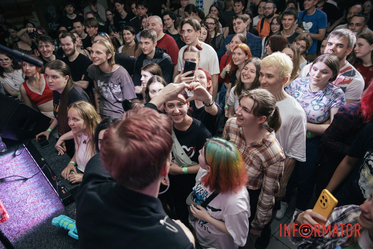 Кожен з твоїх поцілунків ріже мене, як ножі Кожен з твоїх поцілунків ріже мене, як ножі