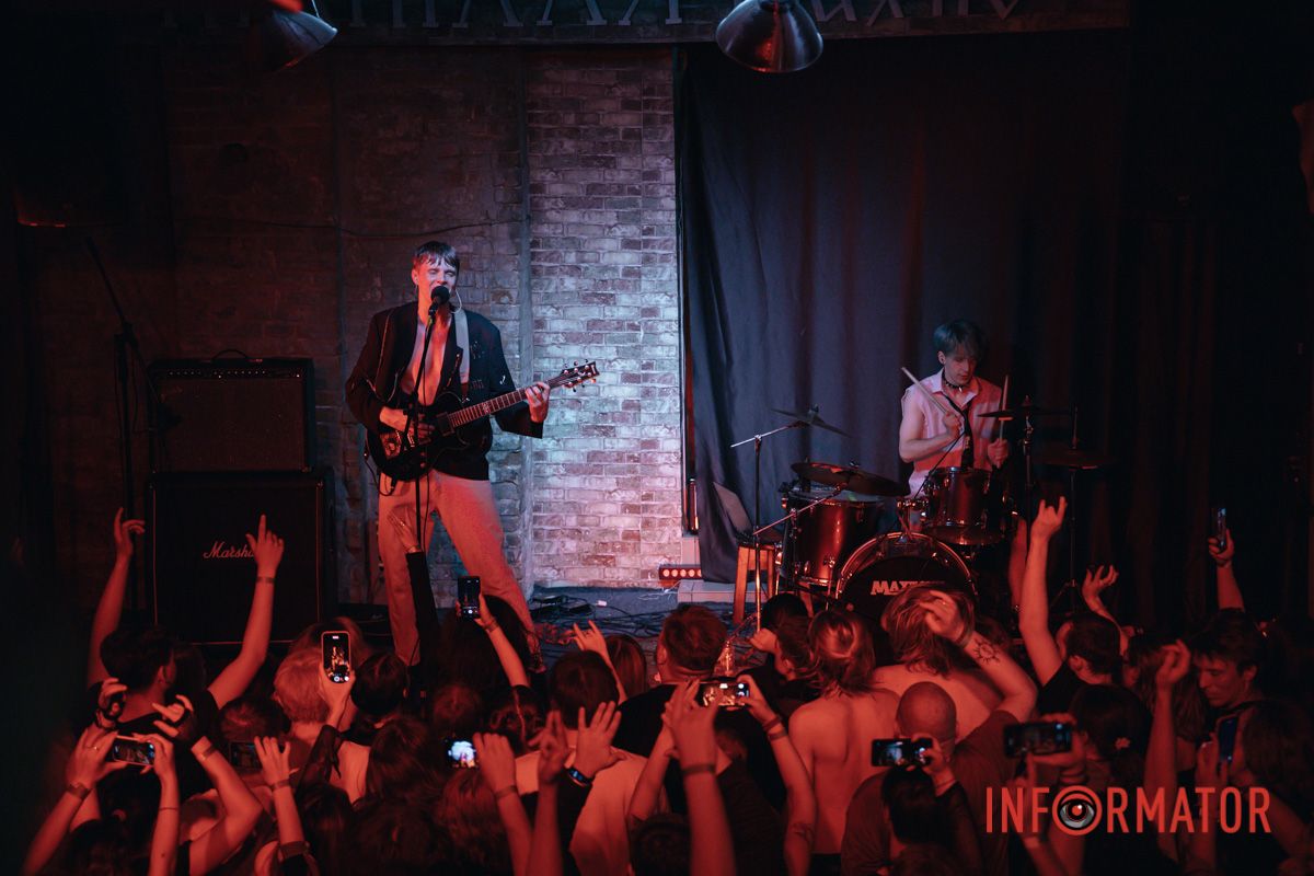 І з тобой мої зіниці знову ширшими стають І з тобой мої зіниці знову ширшими стають