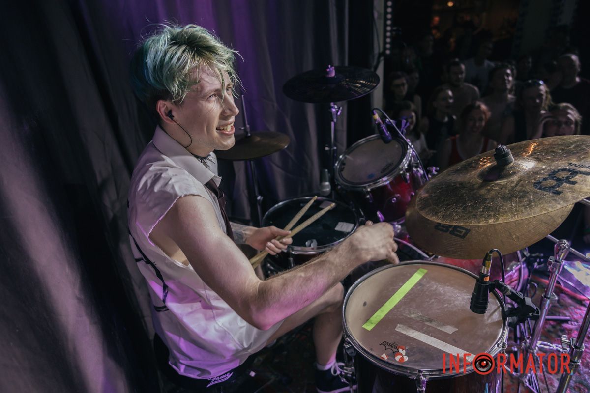 То до сонця підіймаєш, то кидаєш знову в темряву То до сонця підіймаєш, то кидаєш знову в темряву