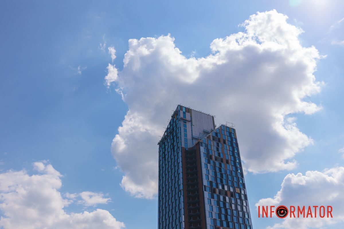 Веселковий хвіст яскриться.