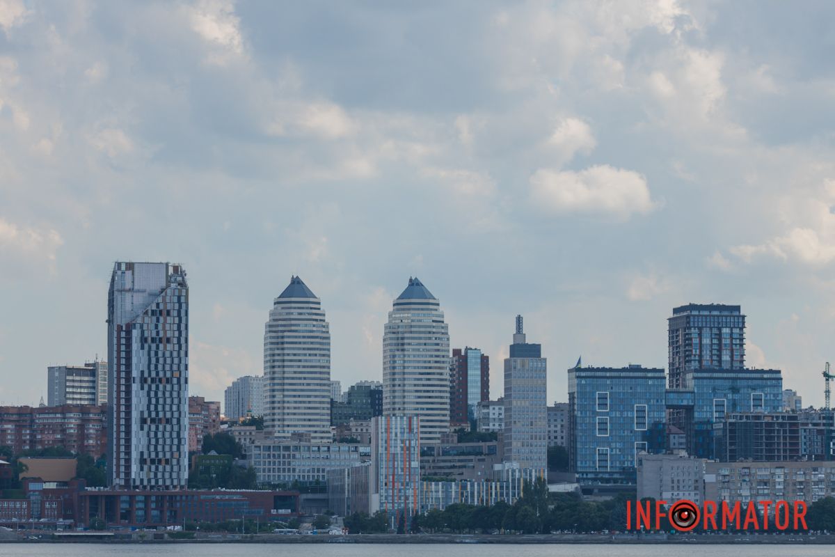 Лапки догори здіймає: