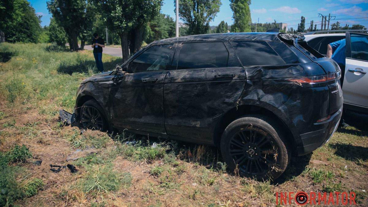 У Дніпрі на Курсантській Range Rover виїхав на узбіччя й перекинувся на бік: водій в лікарні