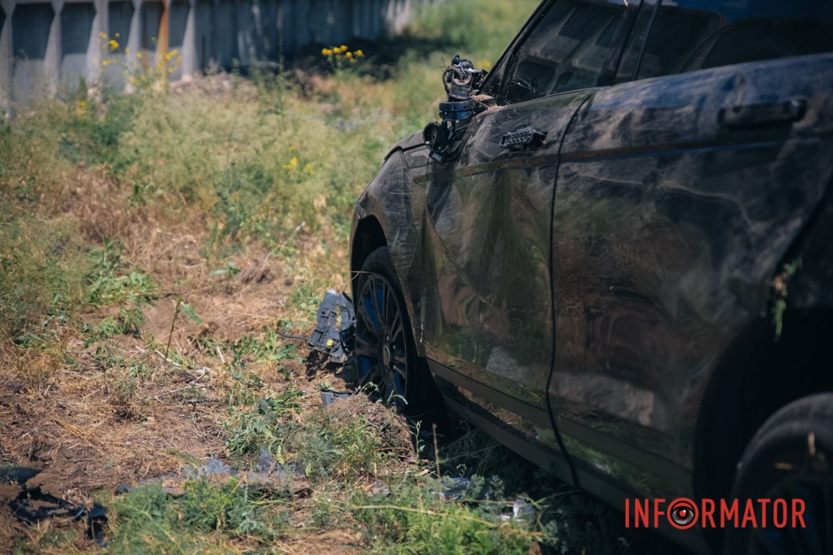 Range Rover виїхав на узбіччя й перекинувся на бік