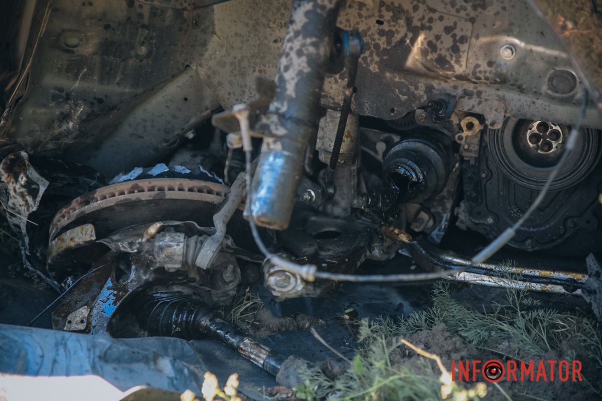 Внаслідок ДТП у автівки відірвало праве переднє колесо