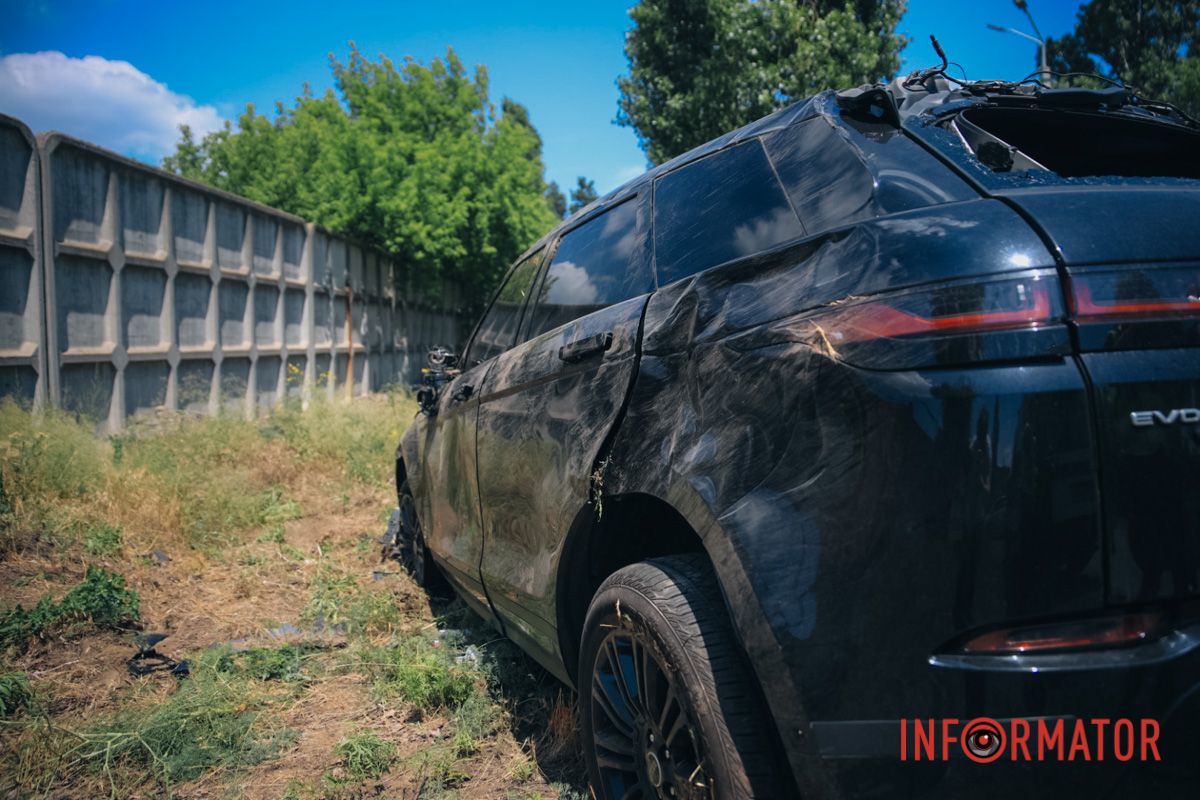 Машина виїхала на узбіччя та перекинулася на бік