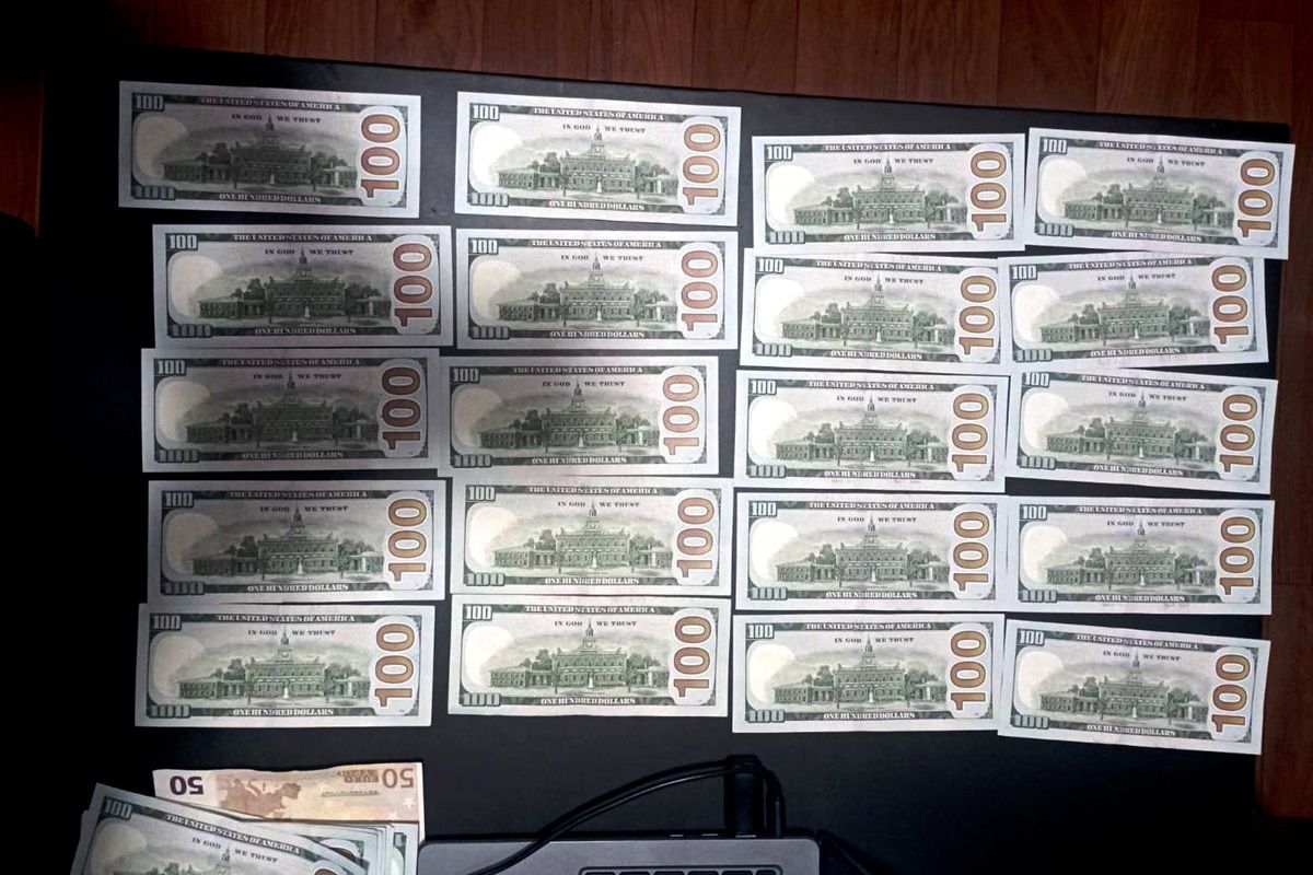 За спробу виїхати з України чоловіки заплатили 4,5 тисячі доларів За спробу виїхати з України чоловіки заплатили 4,5 тисячі доларів