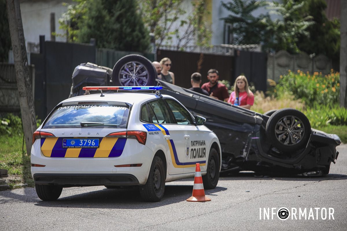 Внаслідок ДТП Toyota перекинулася на дах