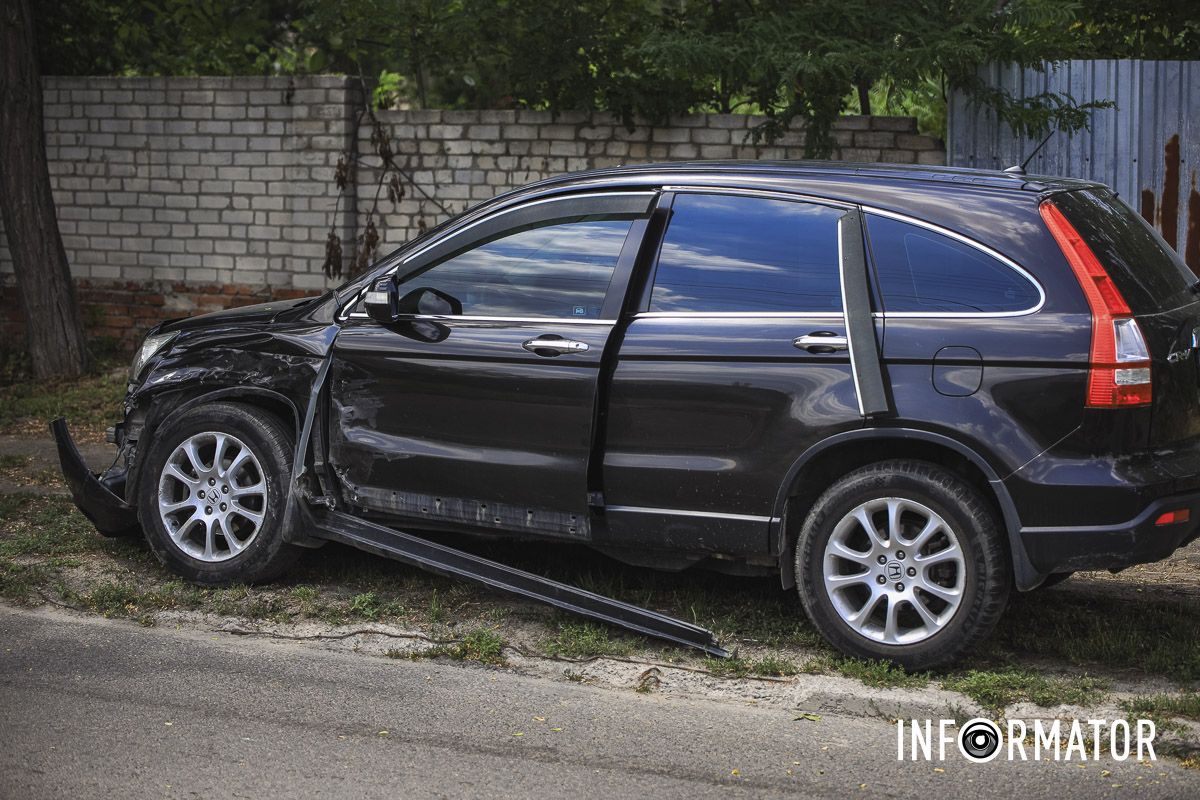 Внаслідок зіткнення Toyota перекинулася на дах