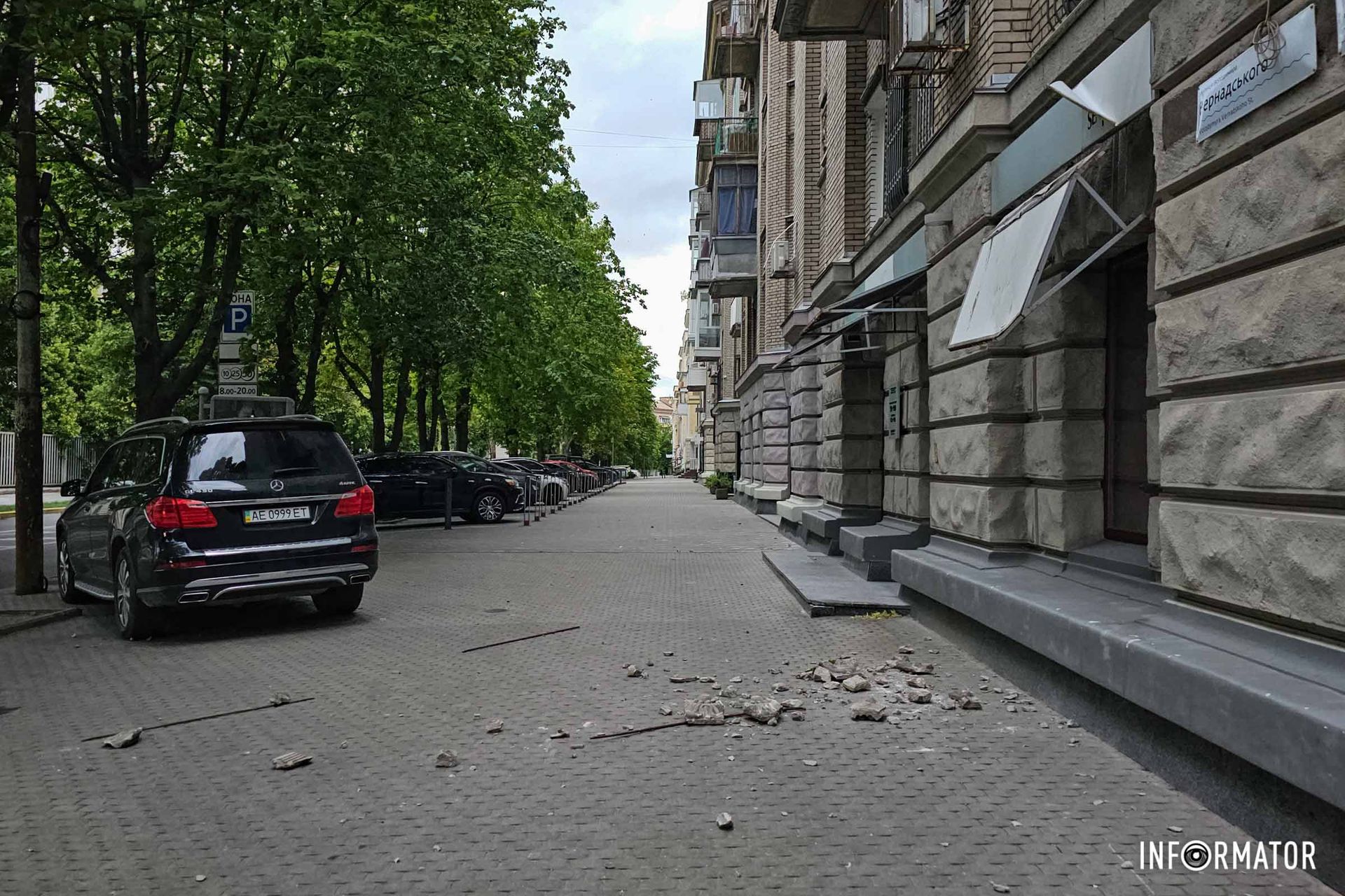 Фасад осипався на вулиці Володимира Вернадського Фасад осипався на вулиці Володимира Вернадського