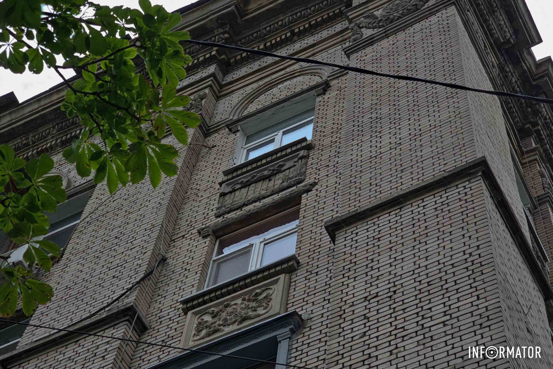 Тут обвалился частина фасаду Тут обвалился частина фасаду