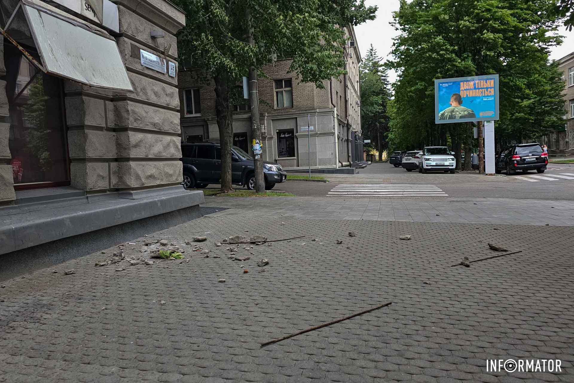 Припарковані автівки також не зачепило Припарковані автівки також не зачепило