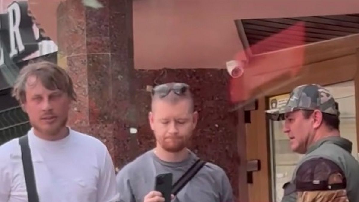 Кельнський бульвар - "Син" у кайданках, поруч Тищенко Кельнський бульвар - "Син" у кайданках, поруч Тищенко