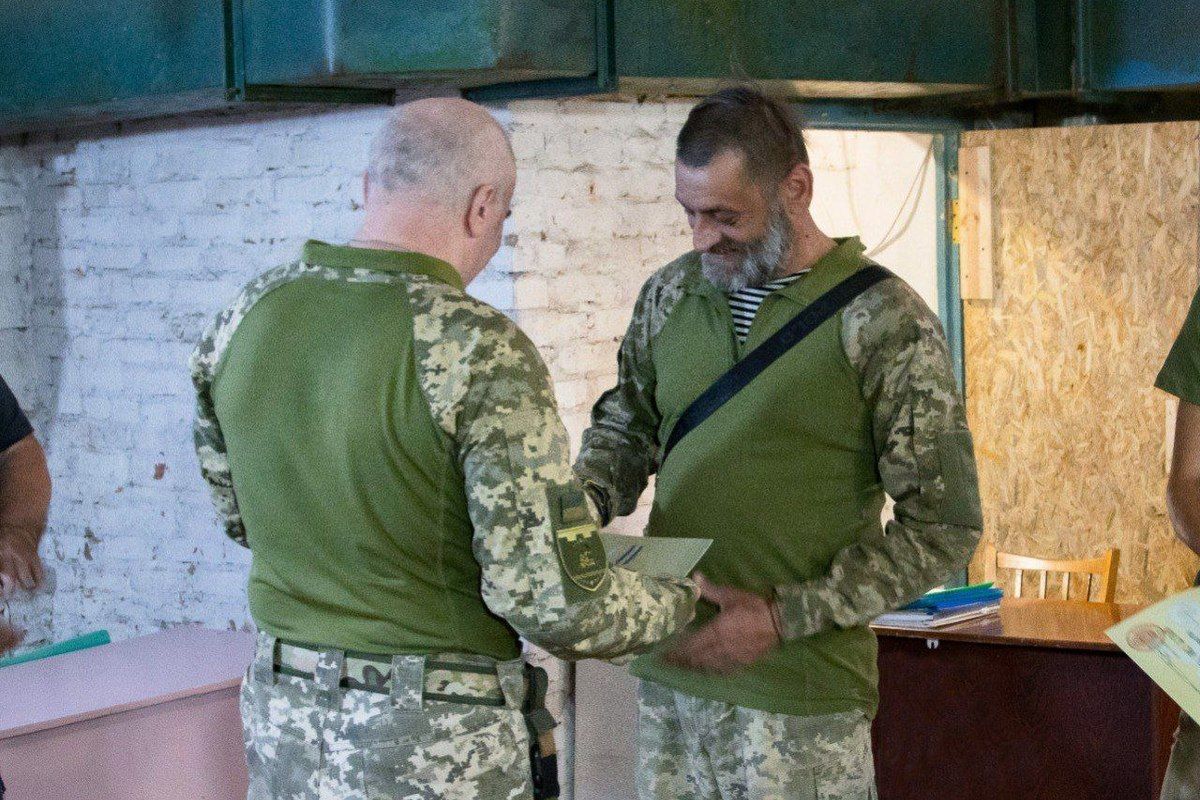 Двоє захисників з Дніпропетровської області отримали нагрудні хрести за проявлену відвагу і стійкість в бою Двоє захисників з Дніпропетровської області отримали нагрудні хрести за проявлену відвагу і стійкість в бою