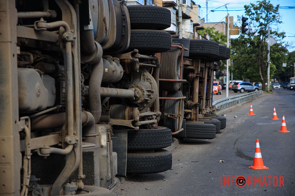 В Днепре на проспекте Сергея Нигояна произошла авария В Днепре на проспекте Сергея Нигояна произошла авария