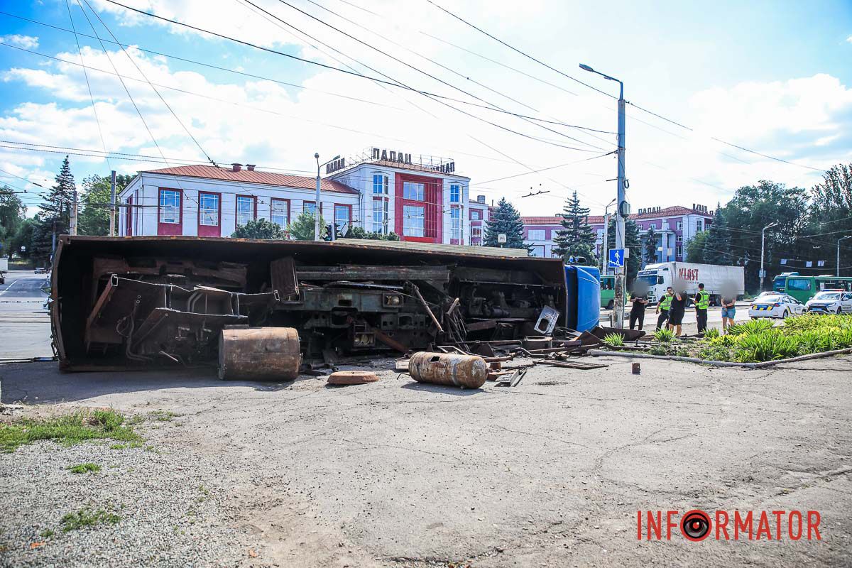 Здесь опрокинулся грузовик DAF с ломом Здесь опрокинулся грузовик DAF с ломом