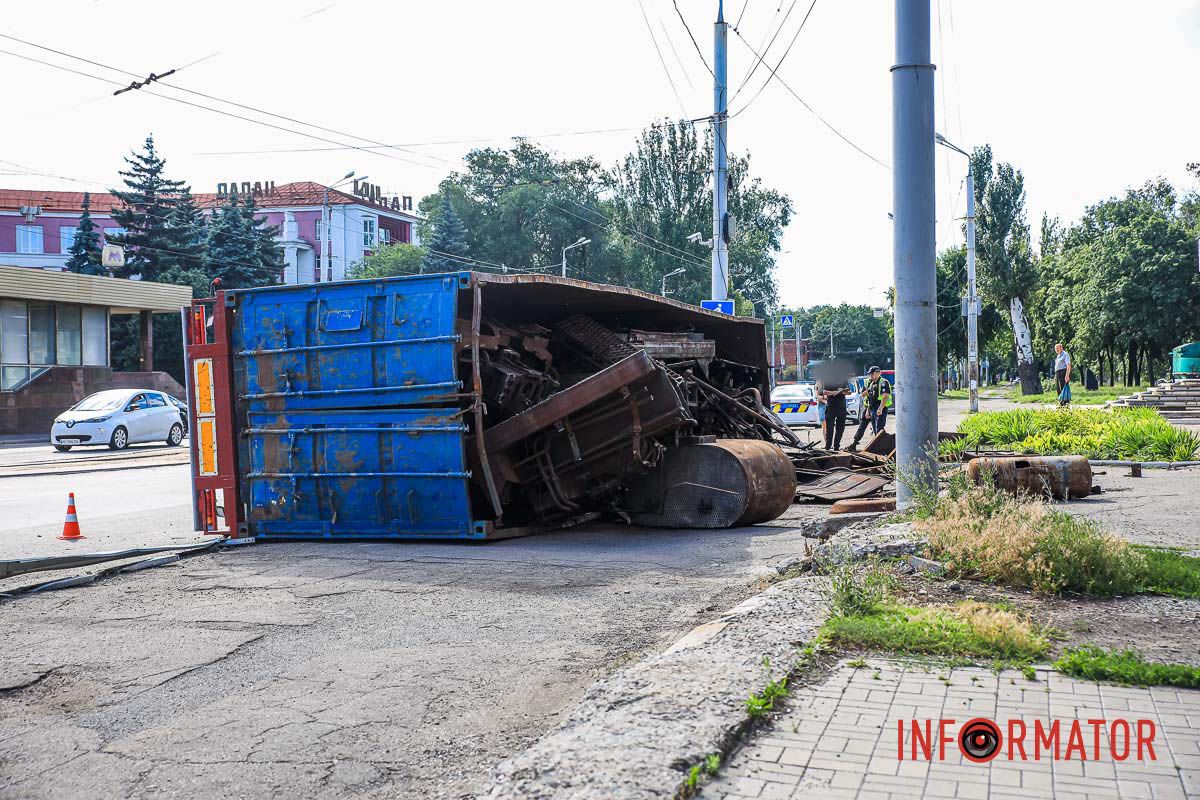 Фура рухнула на бок на тротуар Фура рухнула на бок на тротуар