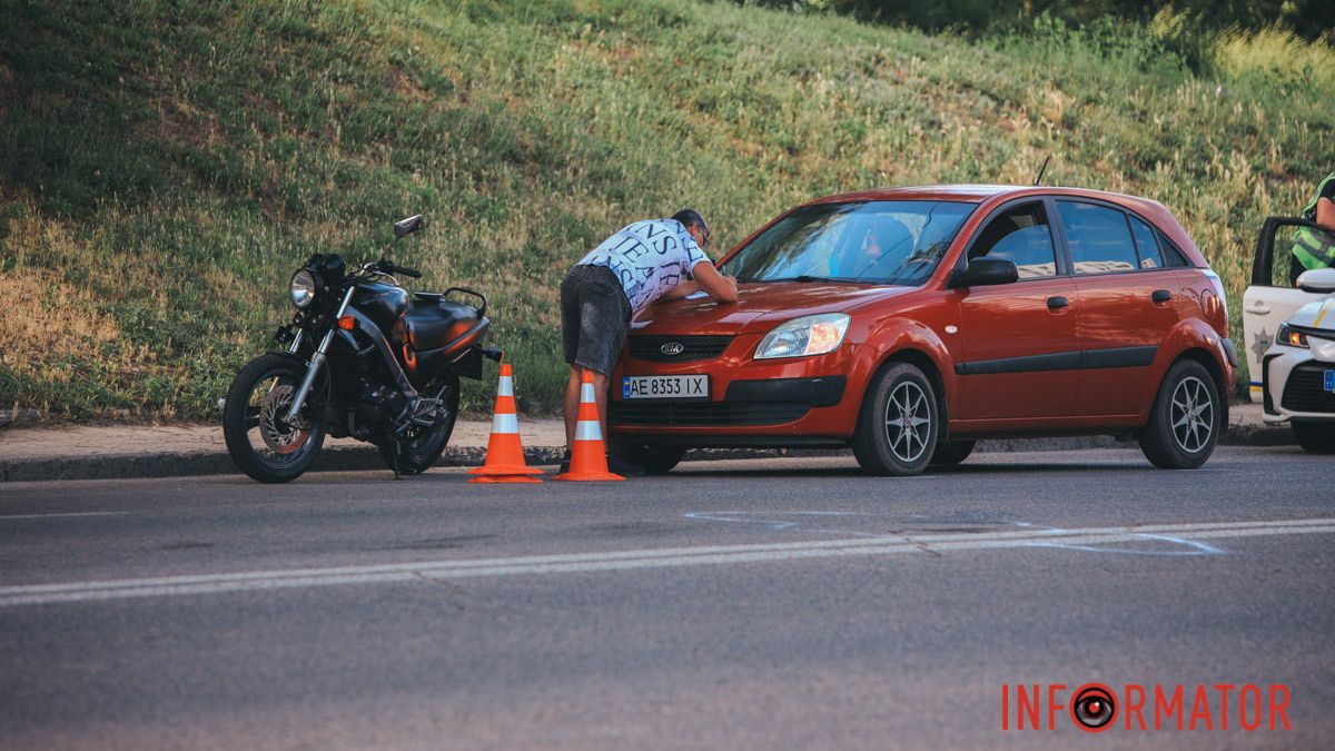 В Днепре на Космической столкнулись Kia и мотоциклист: пострадавшего забрала «скорая»