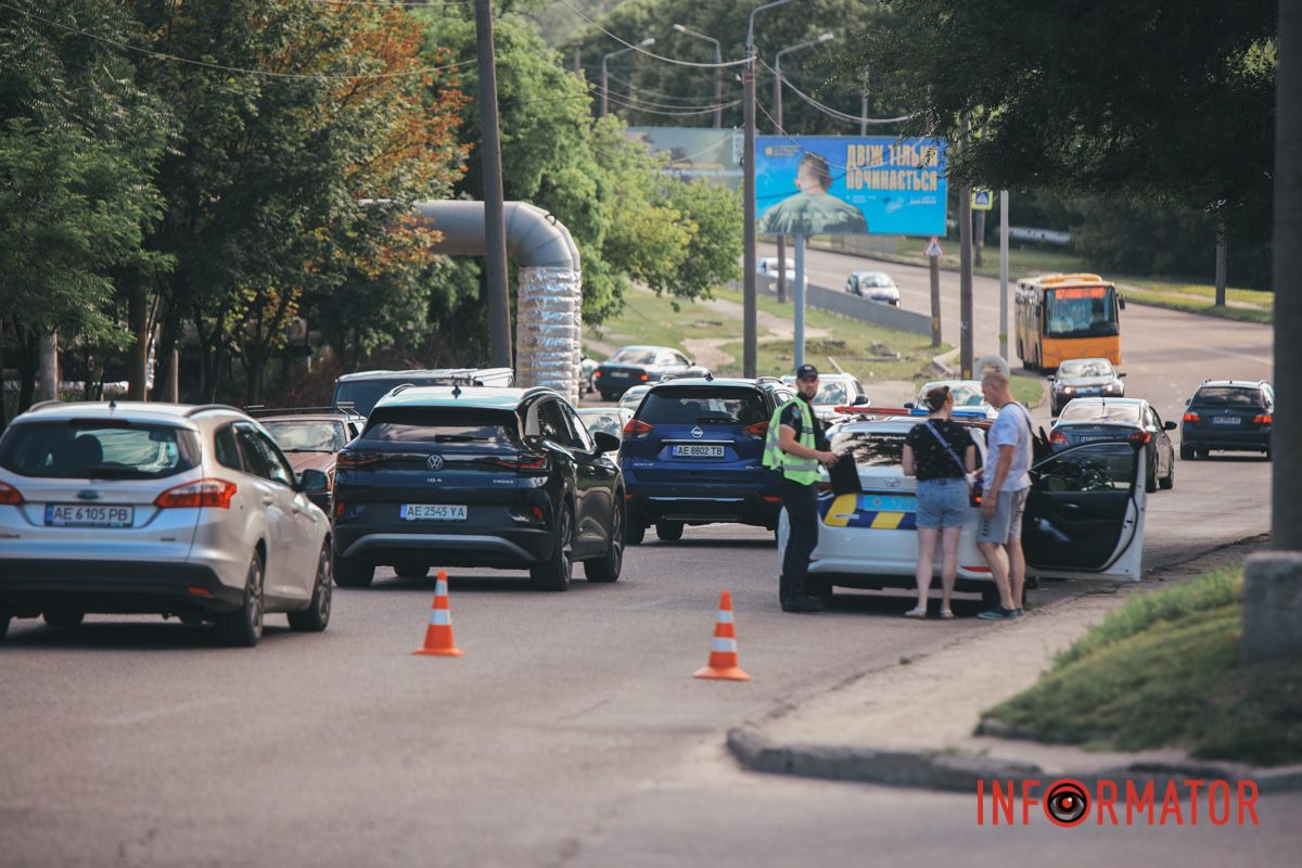 Движение затруднено, небольшая пробка