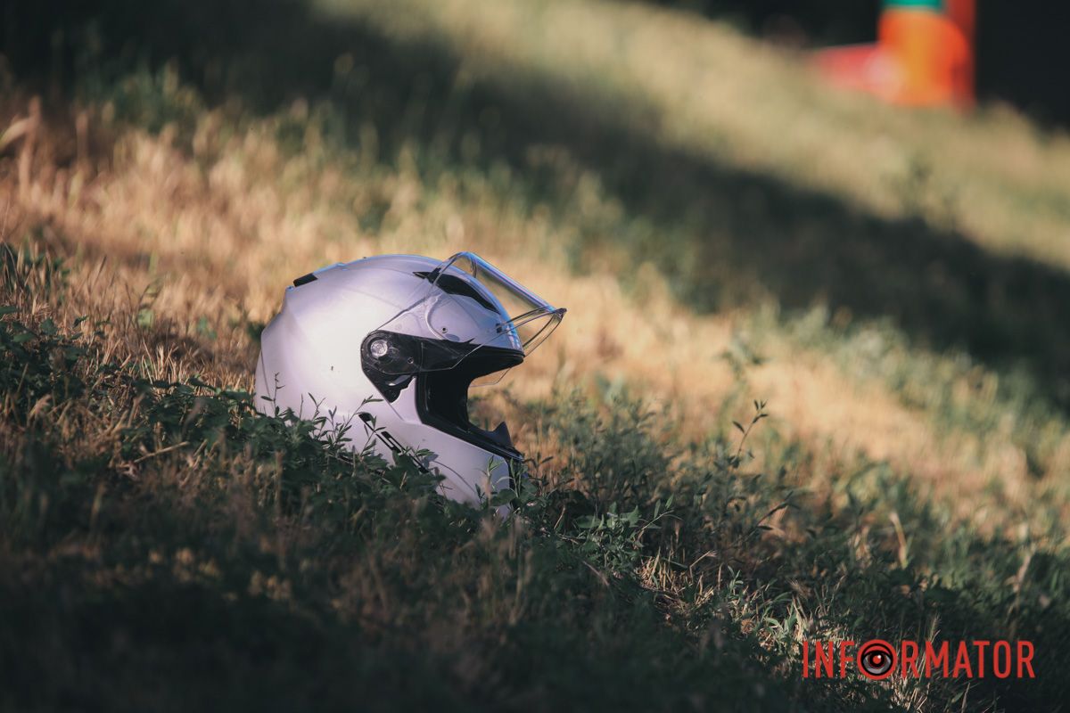 Шлем мотоциклиста рядом