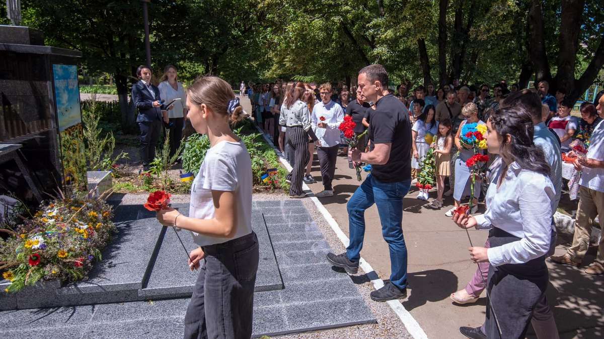 С родными павших Героев: в Каменском открыли стелу памяти погибшим в боях за Украину