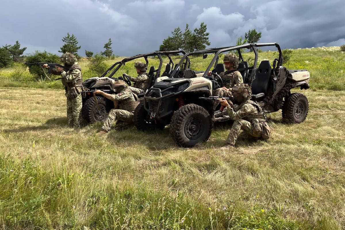 Також "Інтерпайп" за запитом доукоплектовує автівки шинами та тентами Також "Інтерпайп" за запитом доукоплектовує автівки шинами та тентами