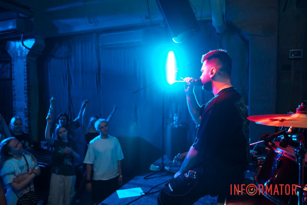 Сум прибив моє тіло до стелі,