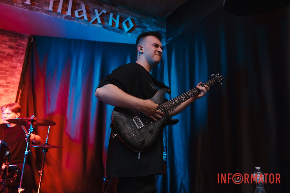 Стерти в пил Всі свої спогади намагався