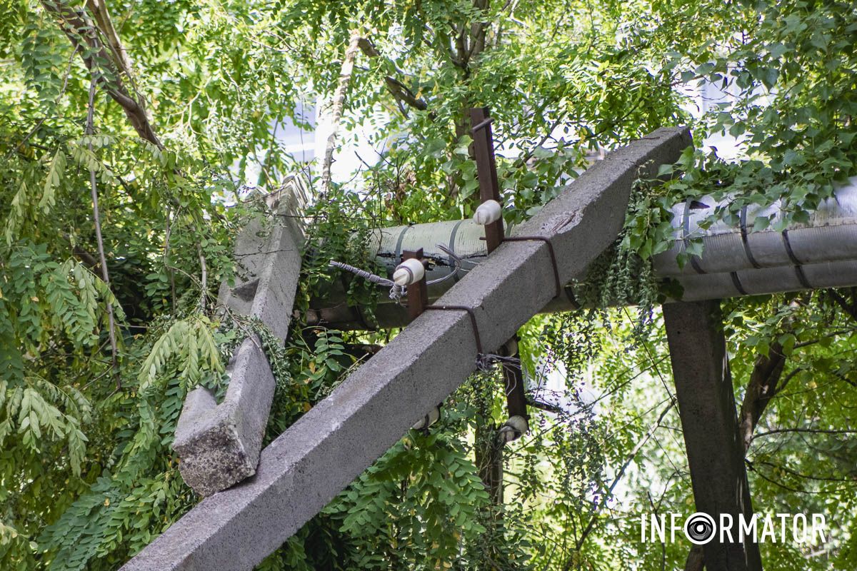 Однако через три дня после непогоды бетонную опору до сих пор не убрали